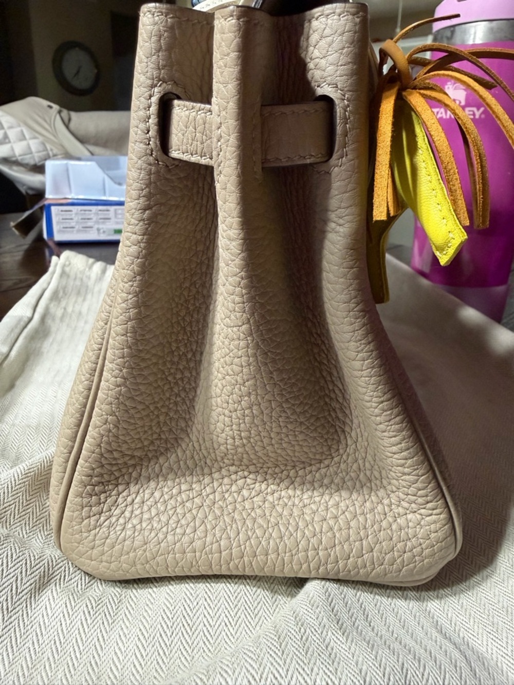 Hermès
Gris Tourterelle Togo Birkin 25 Gold Hardware, 2022 stamp U - Picture 3 of 14